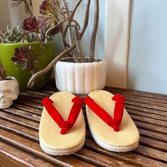 Traditional Japanese Geta Sandals With Red Straps & Textured Soles - Picture 1 of 3